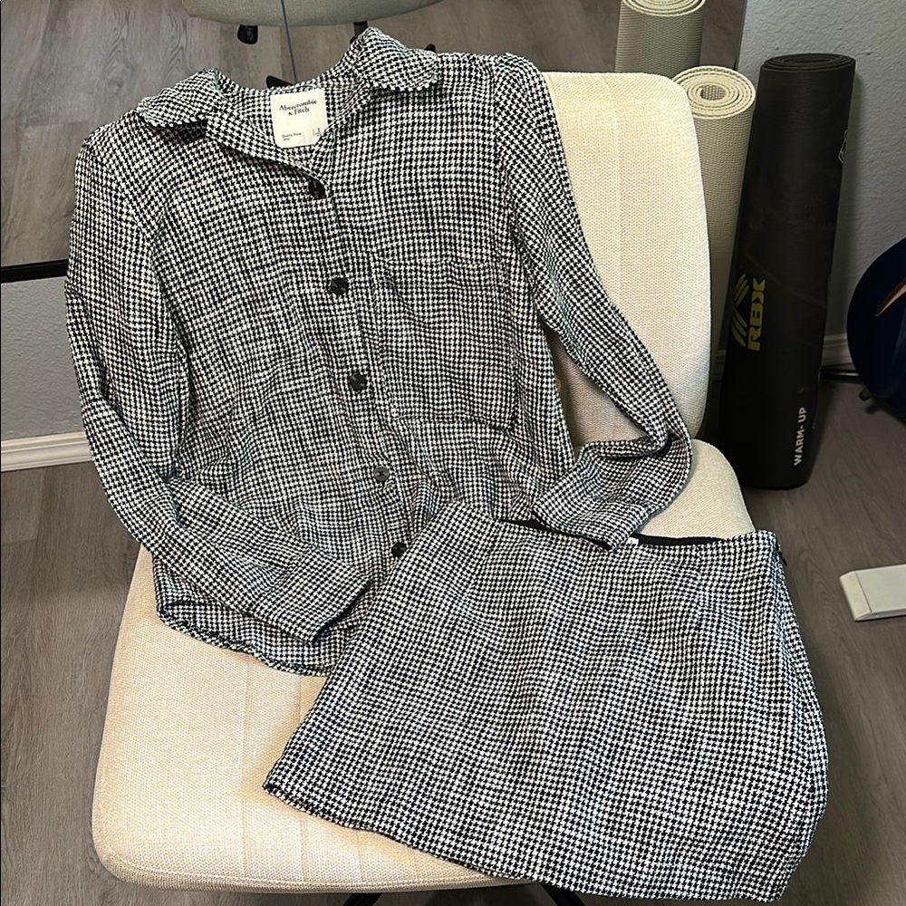 Abercrombie & Fitch Black and White Checkered Button Down Shirt